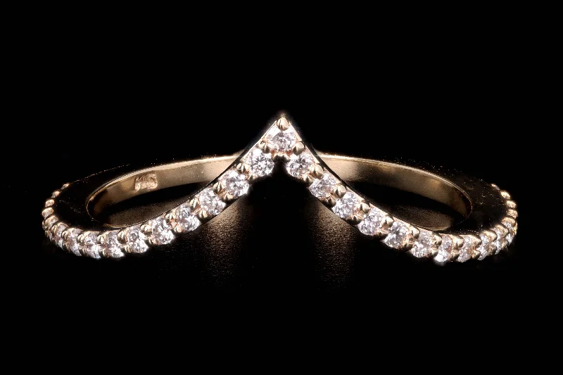 14K White, Yellow or Rose Gold 0.26 Carat Round Diamond Contour V-Shape Band